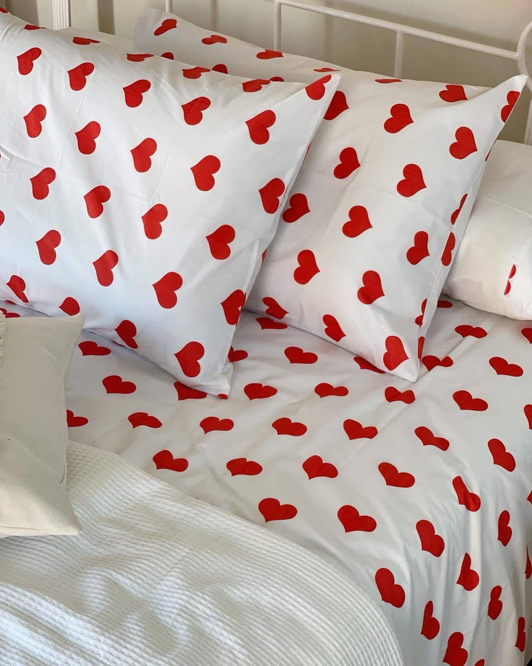 Red hearts bedsheet