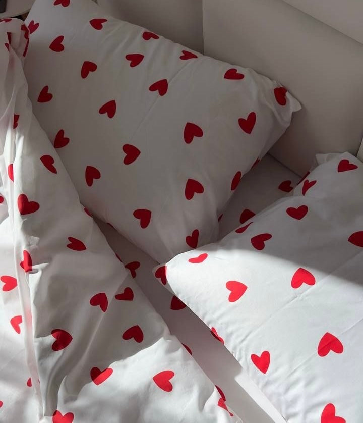 Red hearts bedsheet