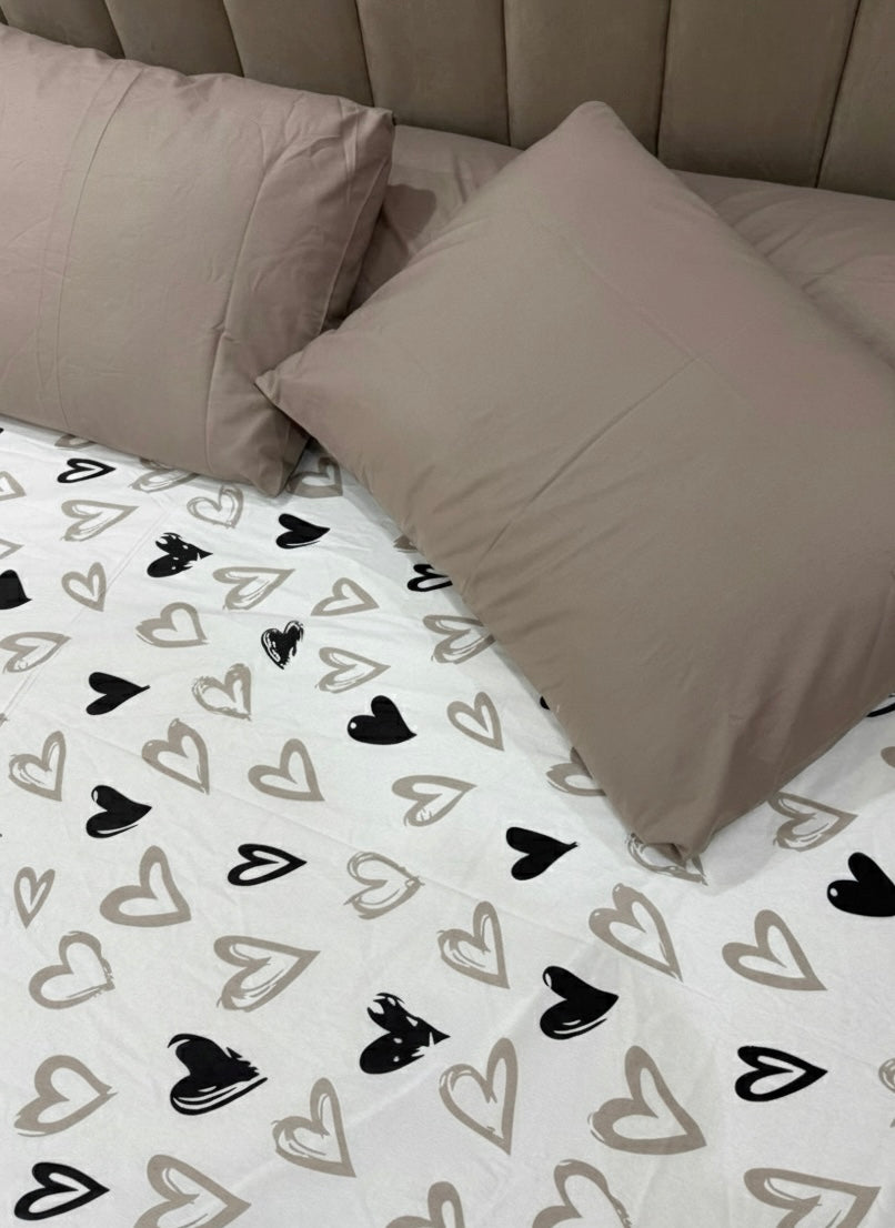Brown hearts bedsheet